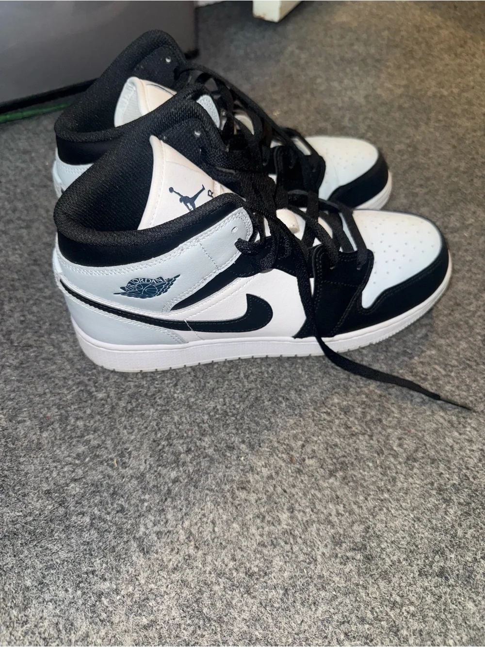 Nike Air Jordan 1 Mid - Black & White